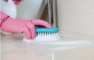 čiščenje ploščic v kopalnici